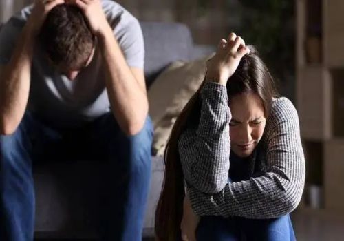 夫妻离婚两个孩子要跟女方怎么办